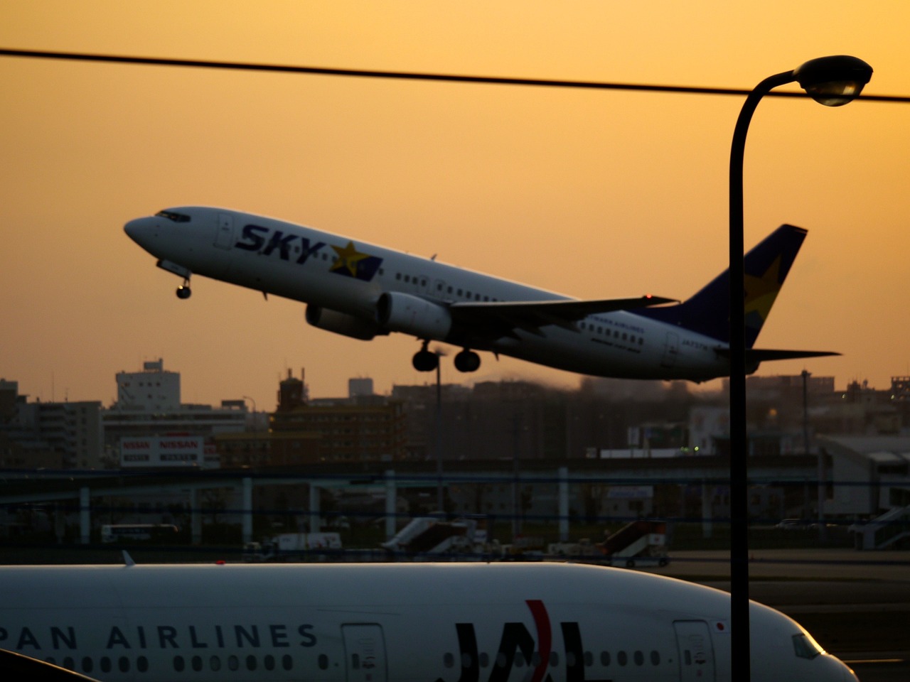 美国航空公司在平安夜停飞所有航班 大批旅客行程可能受到影响